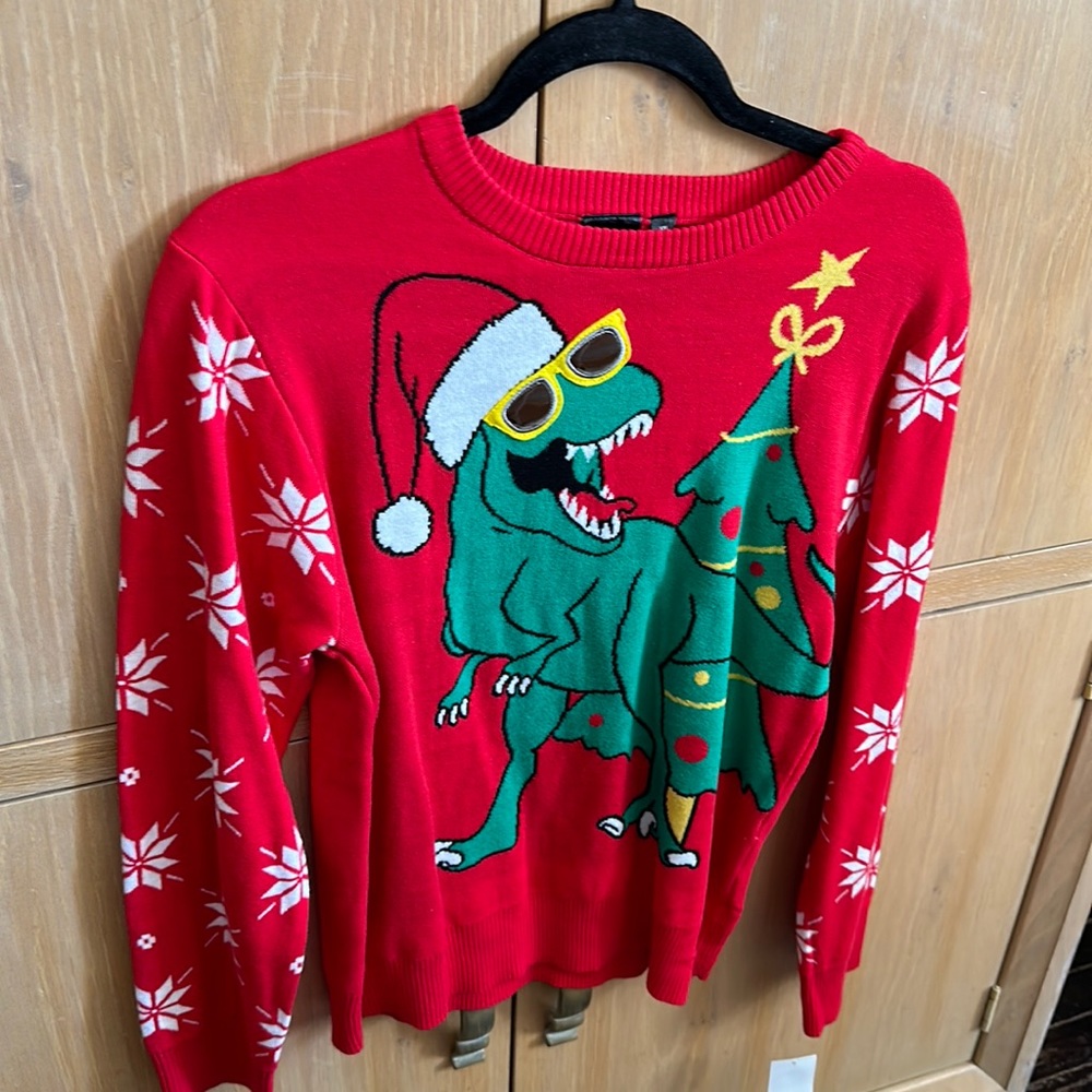 A Christmas sweater size xxl children bit fits up to a medium ladies